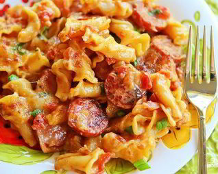 Макароны с колбасой