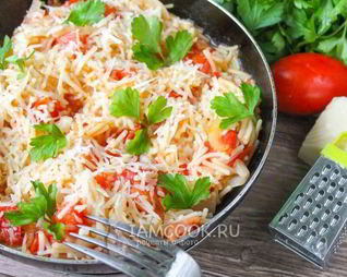 Макароны с помидорами и сыром