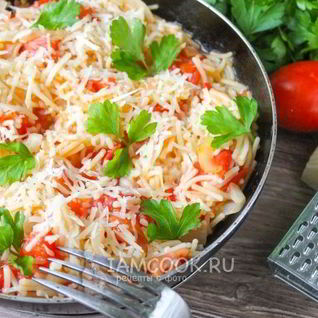 Макароны с помидорами и сыром