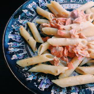 Макароны с семгой в сливочно-горчичном соусе