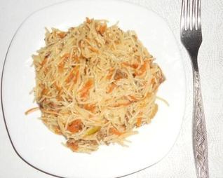 Макароны с тушенкой и чесноком