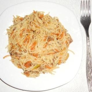 Макароны с тушенкой и чесноком