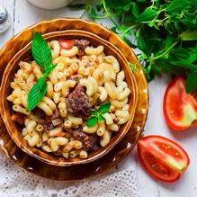 Рецепт Макароны с тушенкой на сковороде