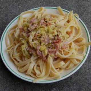 Макароны с ветчиной и луком пореем