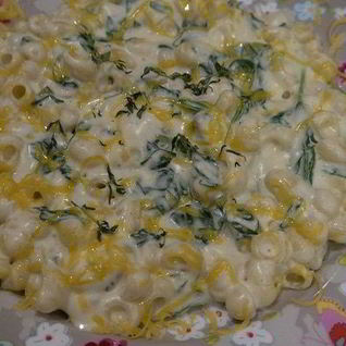 Макароны с зеленым соусом и сыром