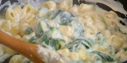 макароны с зеленым соусом и сыром