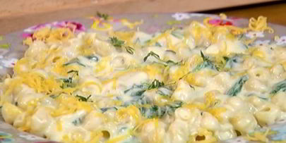 макароны с зеленым соусом и сыром