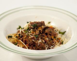 Паста болоньезе с говяжьей тушенкой