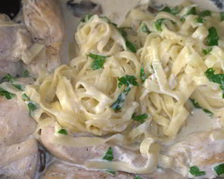 Паста фетучини с курицей в сливочном соусе