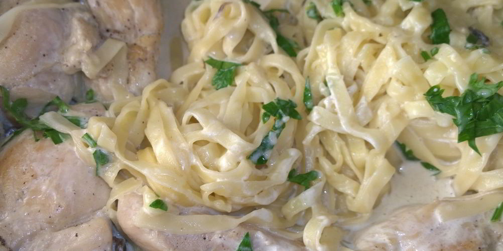 Рецепт пасты фетучинь с курицея в сливочнома соусе