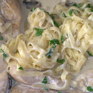 Паста фетучини с курицей в сливочном соусе