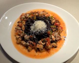 Паста с чернилами каракатицы под соусом