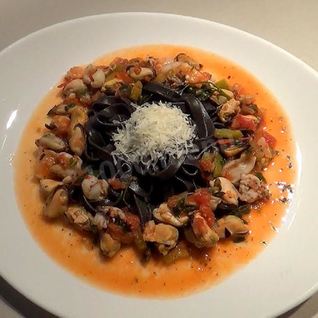 Паста с чернилами каракатицы под соусом