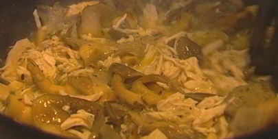 паста с грибами, цыпленком и сливочным соусом