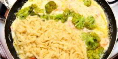 паста с креветками и соусом альфредо