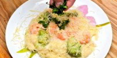 паста с креветками и соусом альфредо