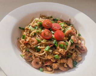 Паста с креветками и томатами