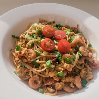 Паста с креветками и томатами