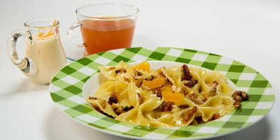 паста с курагой и грецким орехом в цитрусово-йогуртовой заправке