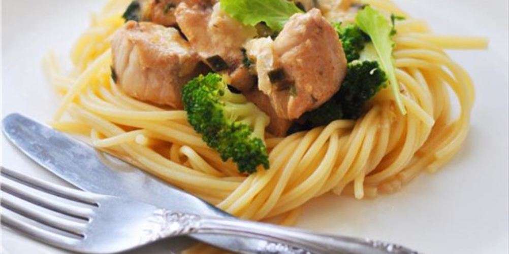 Рецепт паста с курицей, брокколи и соусом из сливок и камамбера