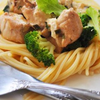 Паста с курицей, брокколи и соусом из сливок и камамбера
