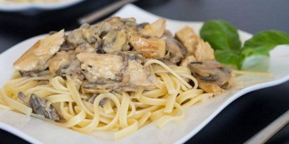 Рецепт паста с курицей и грибами в винно-горчичном соусе