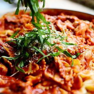 Паста с курицей и томатами