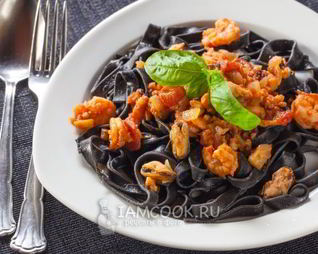 Паста с морепродуктами в томатном соусе