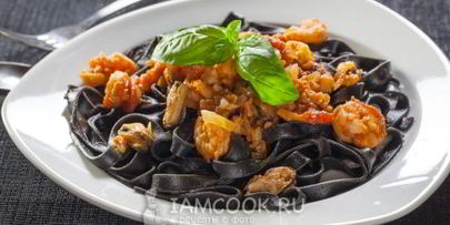 паста с морепродуктами в томатном соусе