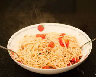 Паста с помидорами и чесноком