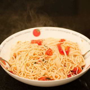 Паста с помидорами и чесноком