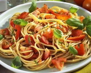 Паста с помидорами, сыром и базиликом