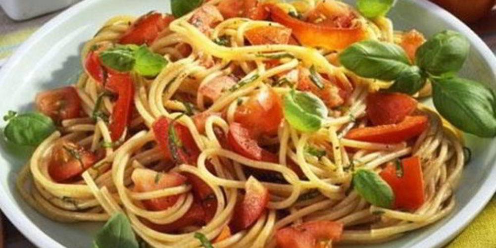 Рецепт паста с помидорами, сыром и базиликом