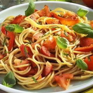 Паста с помидорами, сыром и базиликом