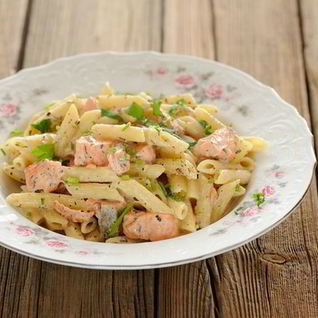 Паста с рикоттой и копченым лососем