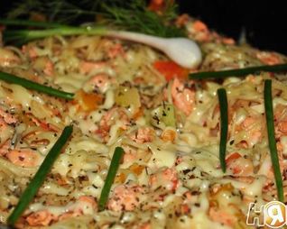 Паста с семгой и овощами в сливочно-томатном соусе