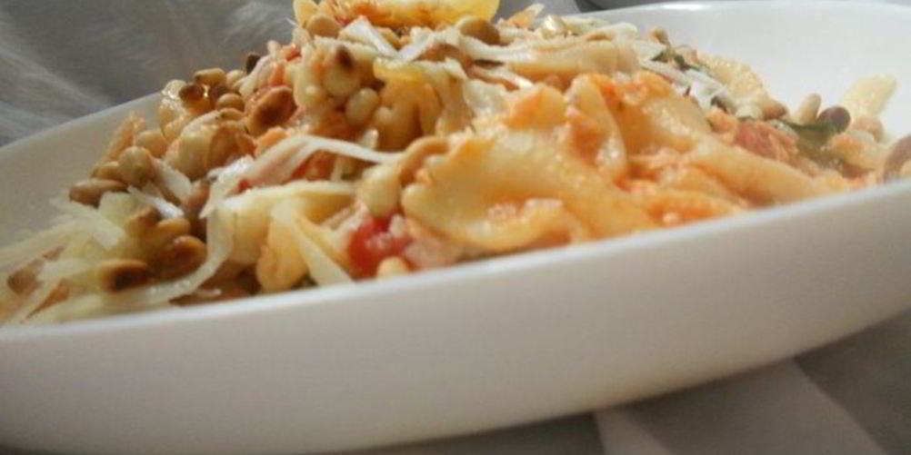 Рецепт паста с семгой, томатами и кедровыми орешками