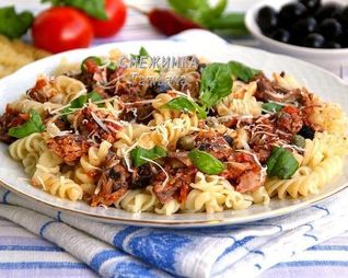 Паста с тунцом и томатным соусом с вином, маслинами и каперсами