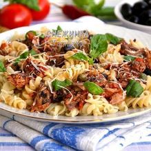 Рецепт Паста с тунцом и томатным соусом с вином, маслинами и каперсами