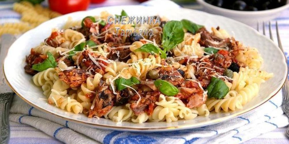 Рецепт паста с тунцом и томатным соусом с вином, маслинами и каперсами