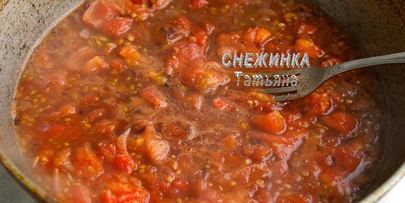 паста с тунцом и томатным соусом с вином, маслинами и каперсами
