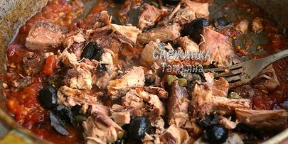 паста с тунцом и томатным соусом с вином, маслинами и каперсами