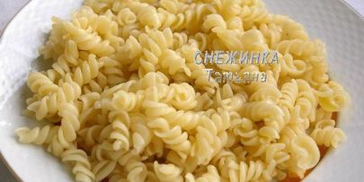 паста с тунцом и томатным соусом с вином, маслинами и каперсами