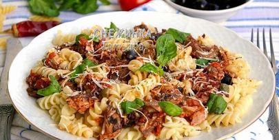 паста с тунцом и томатным соусом с вином, маслинами и каперсами