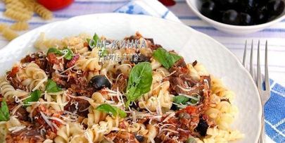 паста с тунцом и томатным соусом с вином, маслинами и каперсами