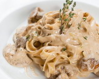 Паста тальятелле с соусом из грибов и курицы