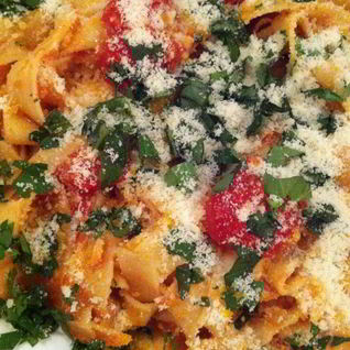 Паста тальятелле с соусом помидорини