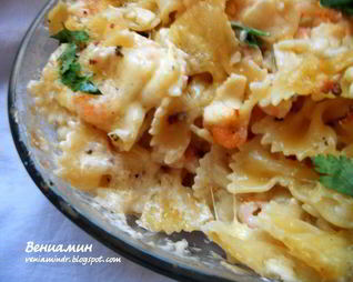Паста, запеченная с креветками и тремя видами сыра