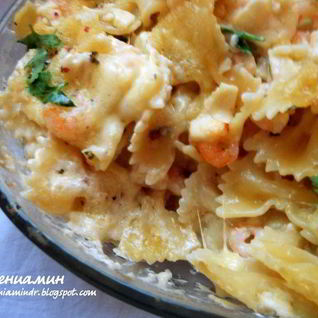 Паста, запеченная с креветками и тремя видами сыра