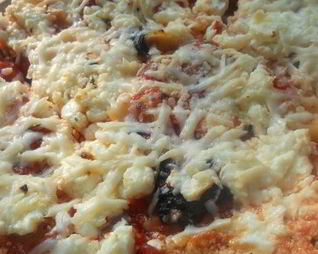 Паста, запеченная с помидорами, фетой и базиликом